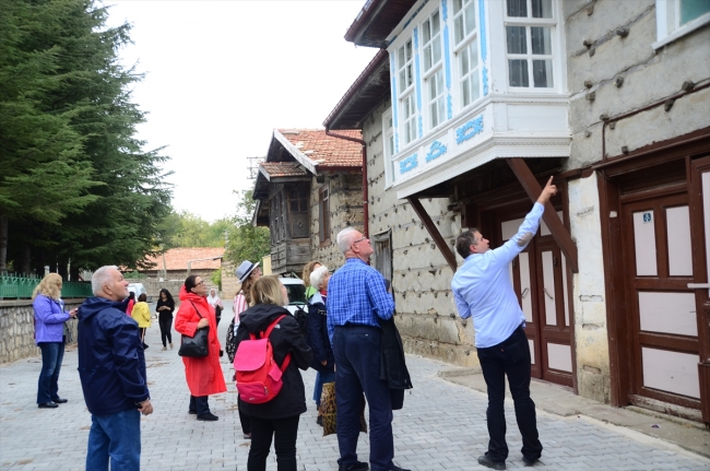 Antalya'nın "düğmeli evler"i turistlerden ilgi görüyor